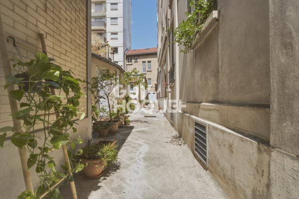 Studio 21m² à rénover – Quartier Convention – Fort potentiel