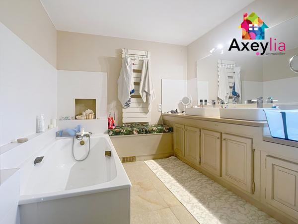 Mably (42300) A VENDRE - SECTEUR MABLY - BELLE MAISON RÉNOVÉE AVEC QUATRE CHAMBRES, GRAND TERRAIN, ÉTANG ET PISCINE