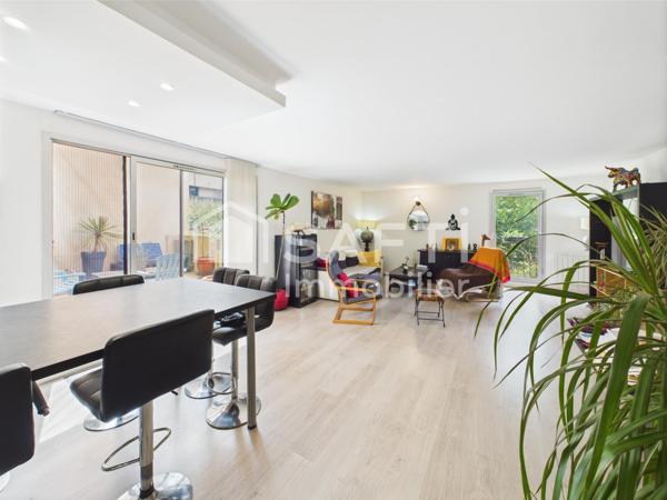 Grand T4 lumineux avec terrasse et garage, au calme et proche de tout.