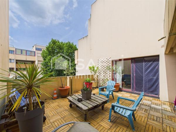 Grand T4 lumineux avec terrasse et garage, au calme et proche de tout.