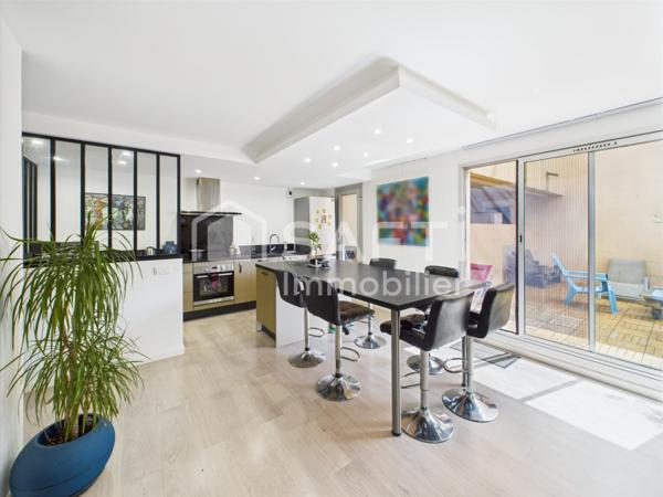 Grand T4 lumineux avec terrasse et garage, au calme et proche de tout.