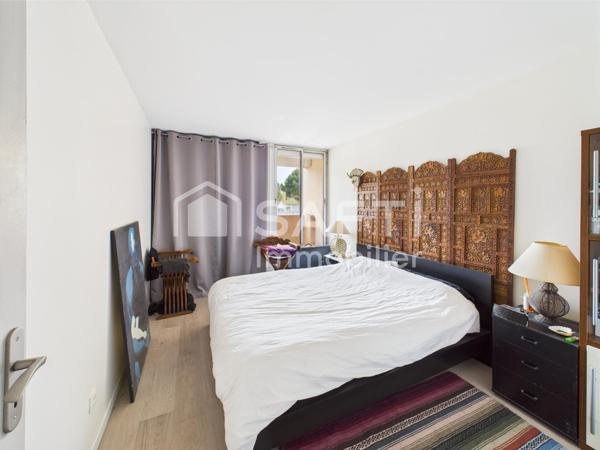 Grand T4 lumineux avec terrasse et garage, au calme et proche de tout.