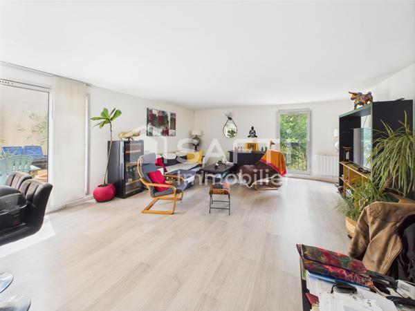 Grand T4 lumineux avec terrasse et garage, au calme et proche de tout.