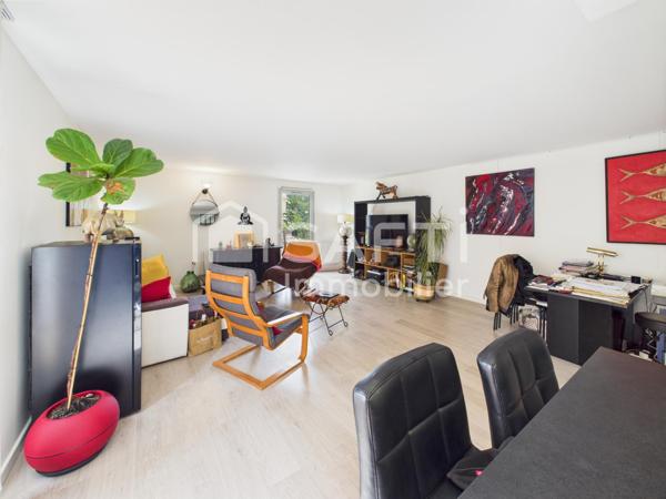 Grand T4 lumineux avec terrasse et garage, au calme et proche de tout.