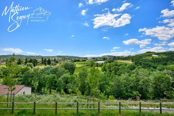 Très beau T3 en dernier étage avec vue à THURINS