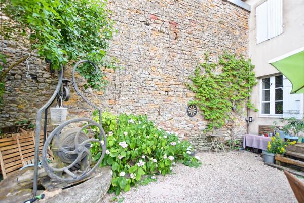 Maison ancienne de 201 m2 avec terrain, à COUCHES (71)