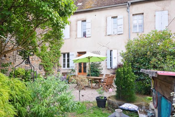 Maison ancienne de 201 m2 avec terrain, à COUCHES (71)