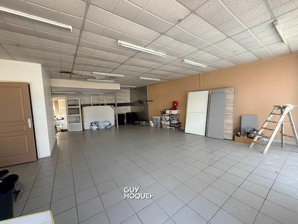IMMEUBLE AVEC APPARTEMENT, LOCAL COMMERCIAL ET DÉPENDANCE ! FORT POTENTIEL À SAINT-VALLIER !
