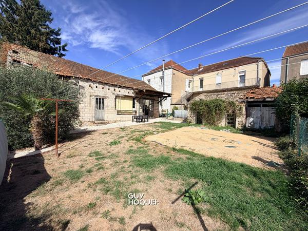 IMMEUBLE AVEC APPARTEMENT, LOCAL COMMERCIAL ET DÉPENDANCE ! FORT POTENTIEL À SAINT-VALLIER !