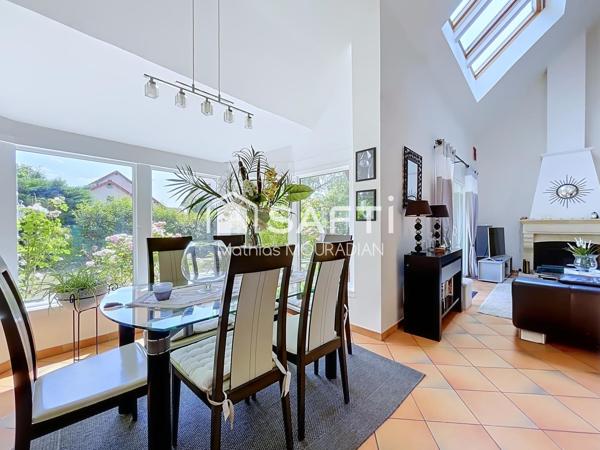 EXCLUSIVITÉ – Maison familiale de caractère – Séjour cathédrale – 155 m² – Jardin de 500 m² – À deux pas du Bois Notre-Dame