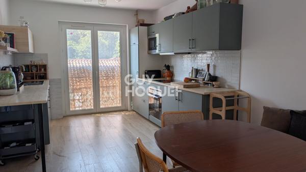 Appartement meublé avec terrasse et balcon et jardin.