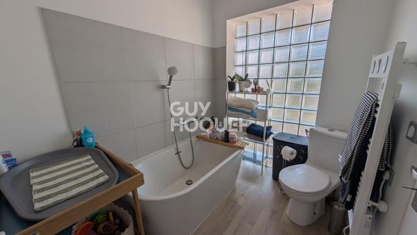 Appartement meublé avec terrasse et balcon et jardin.
