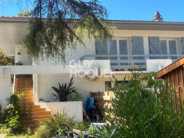 Appartement meublé avec terrasse et balcon et jardin.