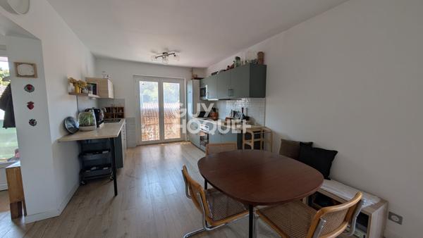 Appartement meublé avec terrasse et balcon et jardin.