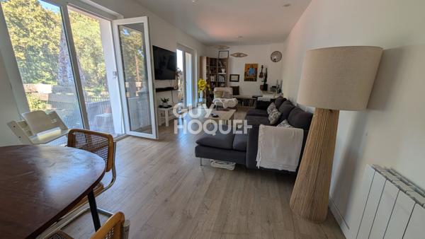 Appartement meublé avec terrasse et balcon et jardin.