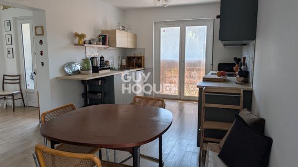 Appartement meublé avec terrasse et balcon et jardin.