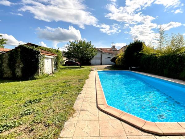 Maison familiale 310m2 avec piscine et garages, proximité centre Lesparre
