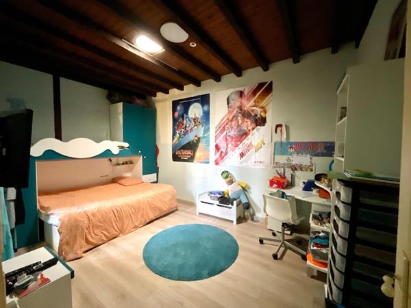 Maison familiale 310m2 avec piscine et garages, proximité centre Lesparre