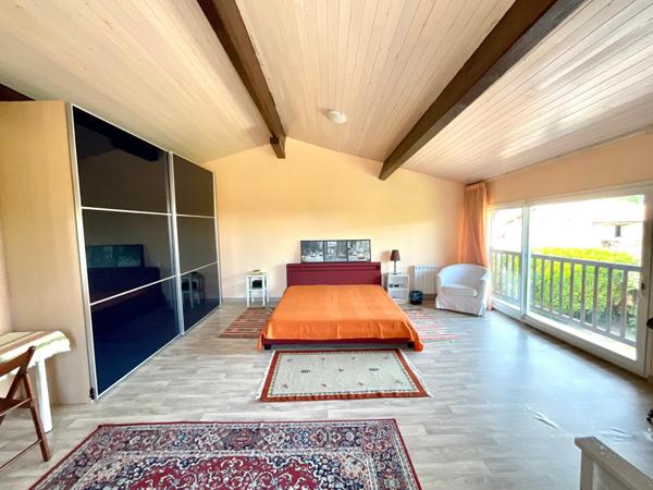 Maison familiale 310m2 avec piscine et garages, proximité centre Lesparre