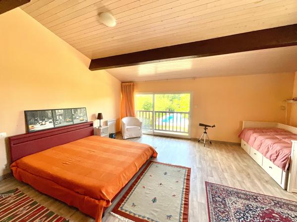 Maison familiale 310m2 avec piscine et garages, proximité centre Lesparre