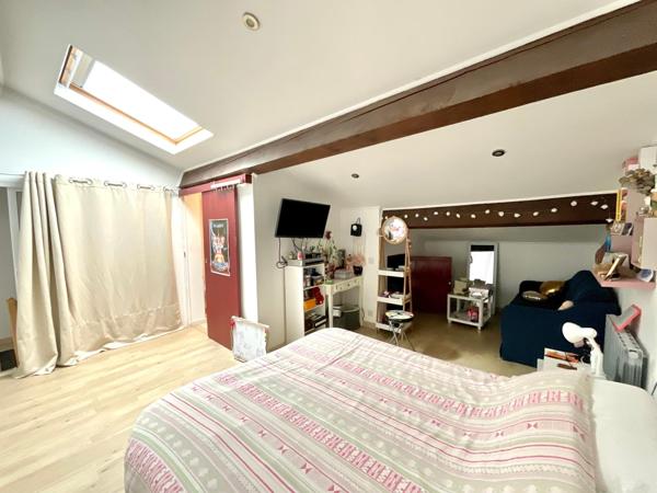 Maison familiale 310m2 avec piscine et garages, proximité centre Lesparre