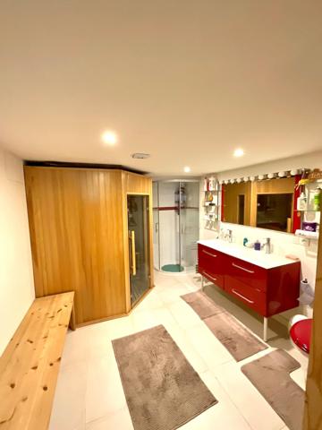 Maison familiale 310m2 avec piscine et garages, proximité centre Lesparre