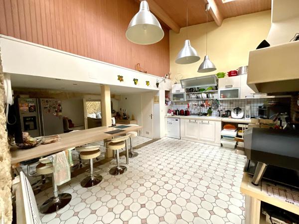 Maison familiale 310m2 avec piscine et garages, proximité centre Lesparre