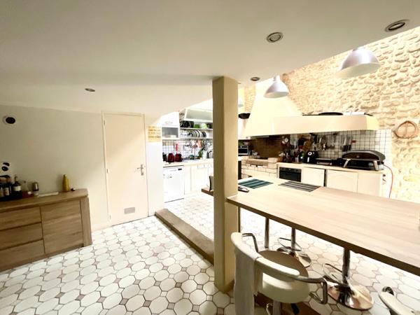 Maison familiale 310m2 avec piscine et garages, proximité centre Lesparre