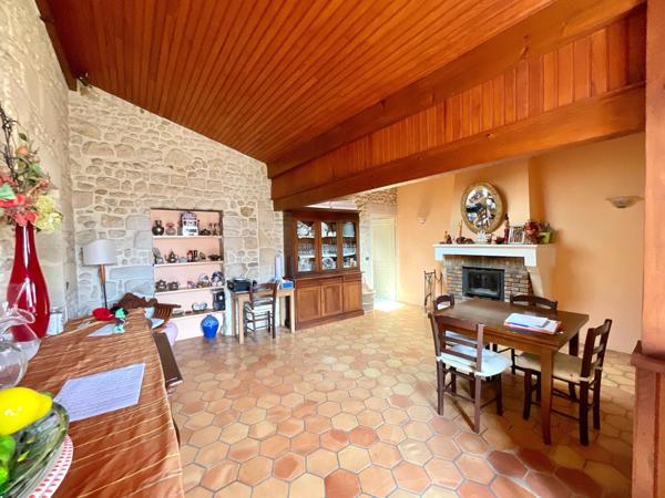 Maison familiale 310m2 avec piscine et garages, proximité centre Lesparre