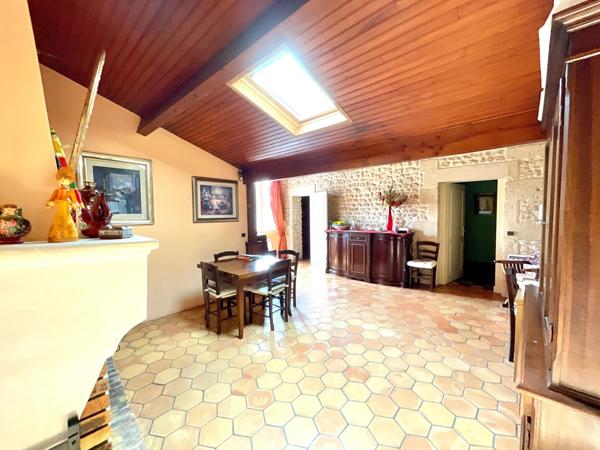 Maison familiale 310m2 avec piscine et garages, proximité centre Lesparre