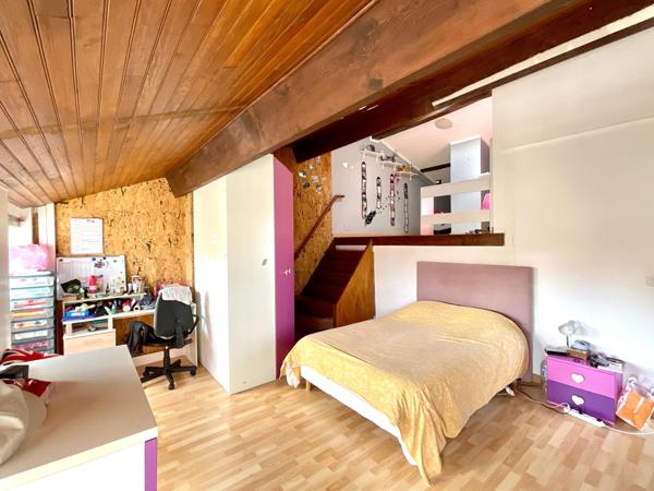 Maison familiale 310m2 avec piscine et garages, proximité centre Lesparre