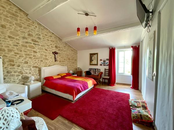 Maison familiale 310m2 avec piscine et garages, proximité centre Lesparre