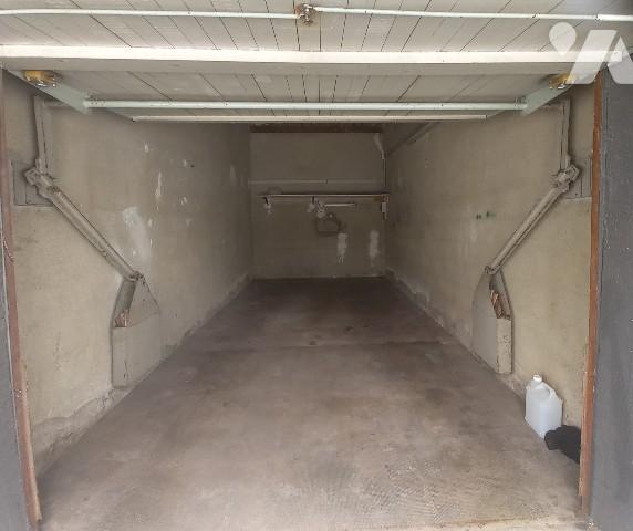 1 garage 1 place de 15,2 m² environ (2m77 x 5m50), avec hauteur de 2,6 m et électricité.