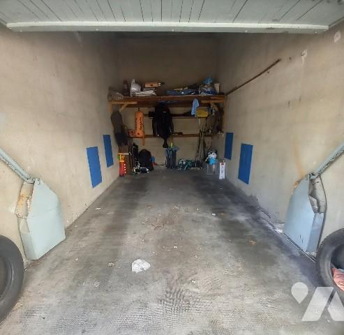 1 garage 1 place de 15,2 m² environ (2m77 x 5m50), avec hauteur de 2,6 m et électricité.