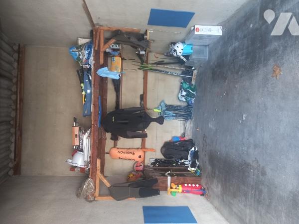 1 garage 1 place de 15,2 m² environ (2m77 x 5m50), avec hauteur de 2,6 m et électricité.