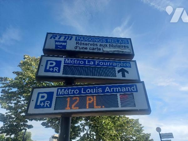 1 garage 1 place de 15,2 m² environ (2m77 x 5m50), avec hauteur de 2,6 m et électricité.