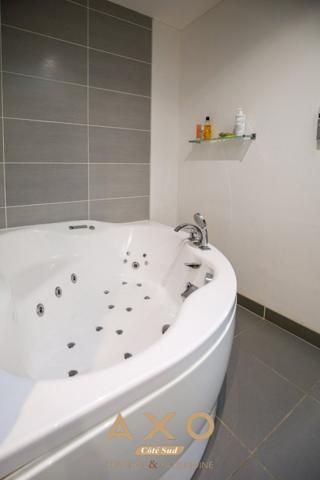 GÉNÉRAC - MAISON DE CARACTÈRE  10 PIÈCES  290 M²  PISCINE - TERRAIN 650 M² CLOS - 1 060 000 