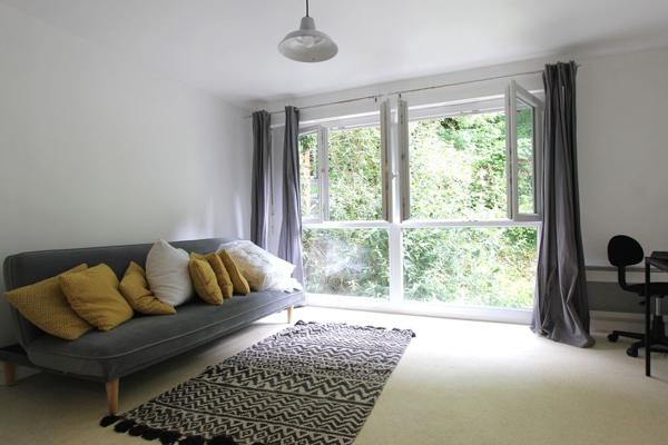 UN STUDIO MEUBLÉ AU CENTRE-VILLE DE QUIMPER. -