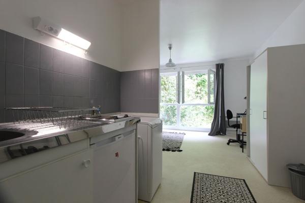 UN STUDIO MEUBLÉ AU CENTRE-VILLE DE QUIMPER. -