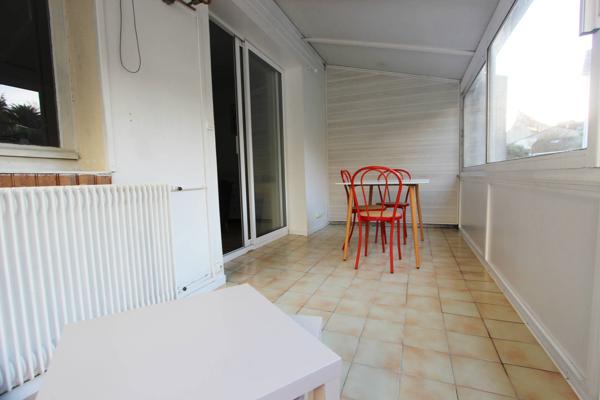 UN STUDIO MEUBLÉ ET SA VÉRANDA, ROUTE DE PONT L’ABBÉ. -