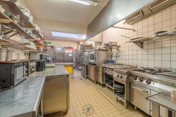 Immeuble alliant habitation et restaurant réputé