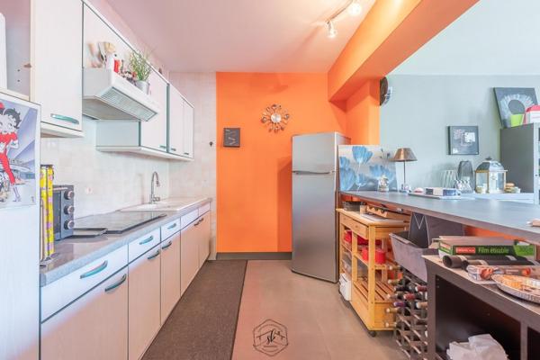 Immeuble alliant habitation et restaurant réputé