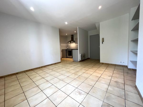 Villeneuve sur Lot centre ville rive droite, dans une résidence très calme avec place de parking privative, appartement T3 de 49 m² en très bon état situé au premier étage comprenant un séjour de 22 m² avec cuisine aménagée, deux chambres, une salle de ba , Villeneuve sur lot
