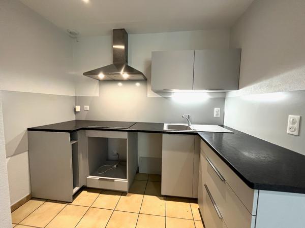 Villeneuve sur Lot centre ville rive droite, dans une résidence très calme avec place de parking privative, appartement T3 de 49 m² en très bon état situé au premier étage comprenant un séjour de 22 m² avec cuisine aménagée, deux chambres, une salle de ba , Villeneuve sur lot