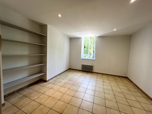 Villeneuve sur Lot centre ville rive droite, dans une résidence très calme avec place de parking privative, appartement T3 de 49 m² en très bon état situé au premier étage comprenant un séjour de 22 m² avec cuisine aménagée, deux chambres, une salle de ba , Villeneuve sur lot