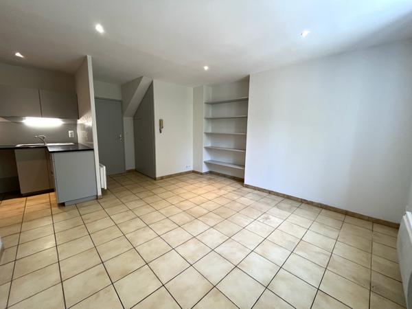 Villeneuve sur Lot centre ville rive droite, dans une résidence très calme avec place de parking privative, appartement T3 de 49 m² en très bon état situé au premier étage comprenant un séjour de 22 m² avec cuisine aménagée, deux chambres, une salle de ba , Villeneuve sur lot