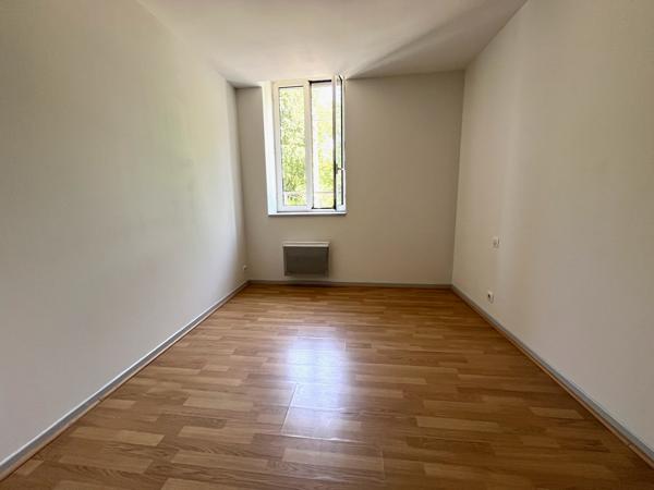 Villeneuve sur Lot centre ville rive droite, dans une résidence très calme avec place de parking privative, appartement T3 de 49 m² en très bon état situé au premier étage comprenant un séjour de 22 m² avec cuisine aménagée, deux chambres, une salle de ba , Villeneuve sur lot