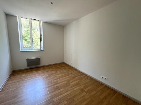Villeneuve sur Lot centre ville rive droite, dans une résidence très calme avec place de parking privative, appartement T3 de 49 m² en très bon état situé au premier étage comprenant un séjour de 22 m² avec cuisine aménagée, deux chambres, une salle de ba , Villeneuve sur lot