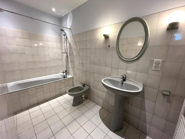 Villeneuve sur Lot centre ville rive droite, dans une résidence très calme avec place de parking privative, appartement T3 de 49 m² en très bon état situé au premier étage comprenant un séjour de 22 m² avec cuisine aménagée, deux chambres, une salle de ba , Villeneuve sur lot