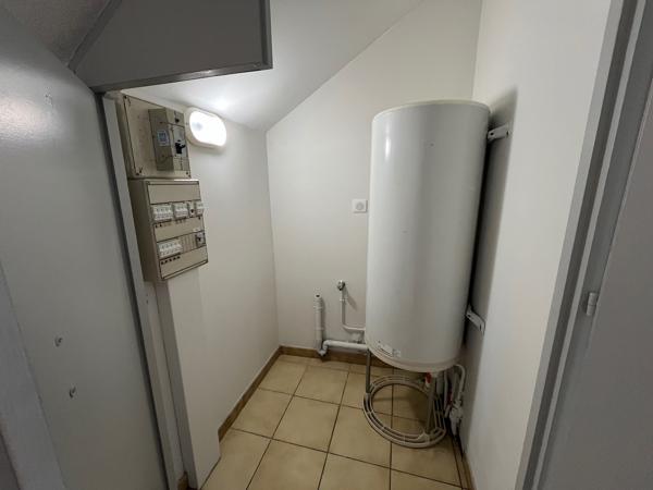 Villeneuve sur Lot centre ville rive droite, dans une résidence très calme avec place de parking privative, appartement T3 de 49 m² en très bon état situé au premier étage comprenant un séjour de 22 m² avec cuisine aménagée, deux chambres, une salle de ba , Villeneuve sur lot